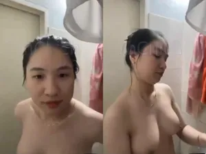 Gái vú bự, vừa call với bạn gái vừa tắm